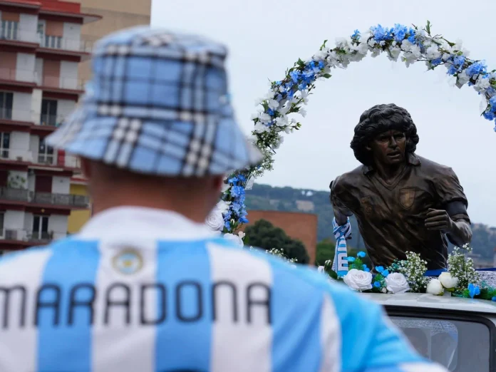 Penggemar mengenang legenda sepakbola, Diego Maradona, yang meninggal dunia lima tahun lalu
