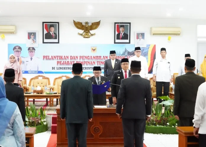 Bupati Eka Putra melantik delapan pejabat Eselon II Tanahdatar 2025