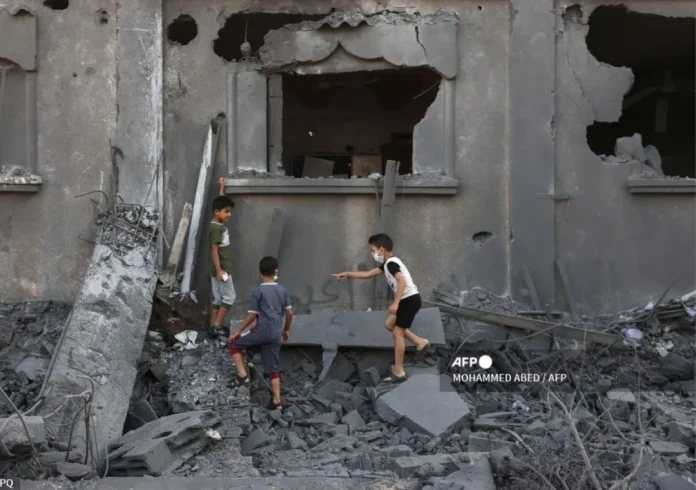 Anak-anak Palestina di puing reruntuhan perang