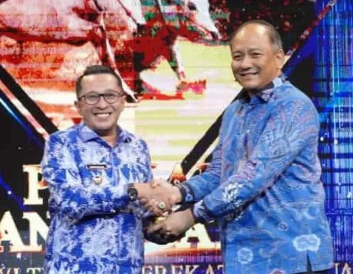 Bupati Tanahdatar Eka Putra menerima RRI Award 2025