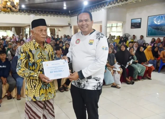 Wali Kota Pariaman Yota Balad salurkan BLTS Kesra 2025