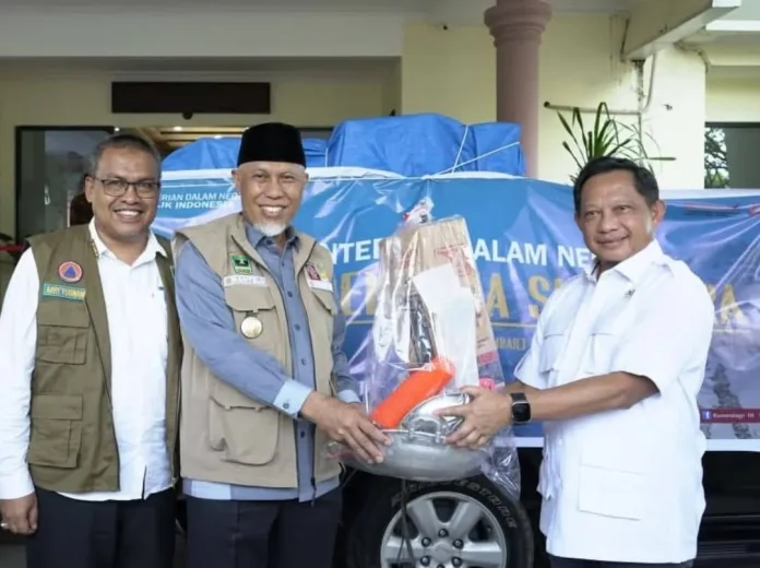 Mendagri Tito Karnavian serahkan bantuan kemanusiaan kepada Gubernur Sumbar Mahyeldi Ansharullah