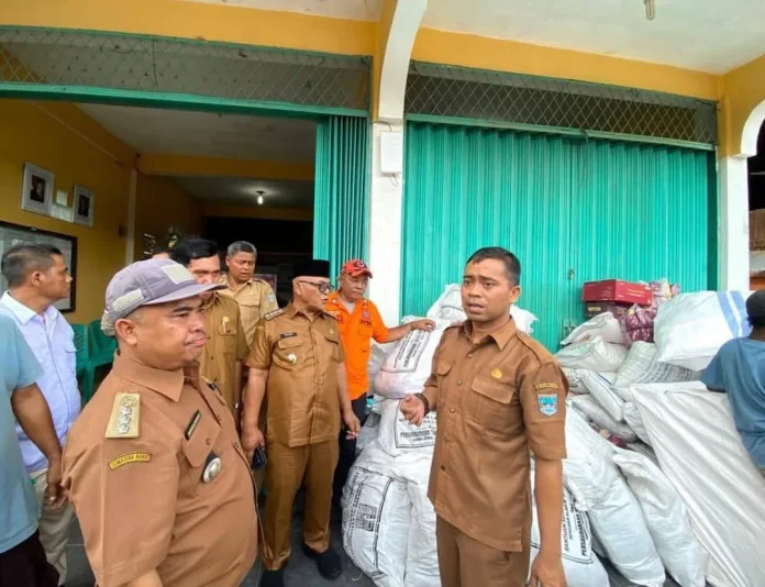 Bupati Pasaman Barat Yulianto salurkan bantuan bagi warga terdampak bencana di Aek Nabirong