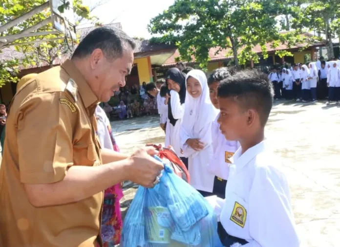 Wali Kota Pariaman, Yota Balad serahkan sembako kepada 550 siswa SMP