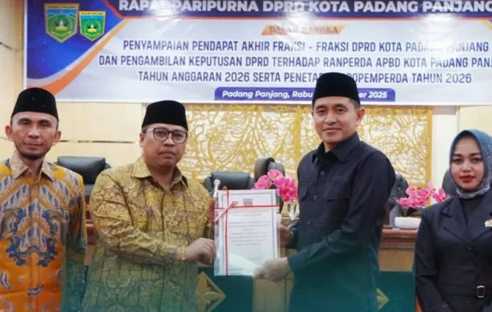Wali Kota Padangpanjang Hendri Arnis bersama pimpinan DPRD saat pengesahan APBD 2026