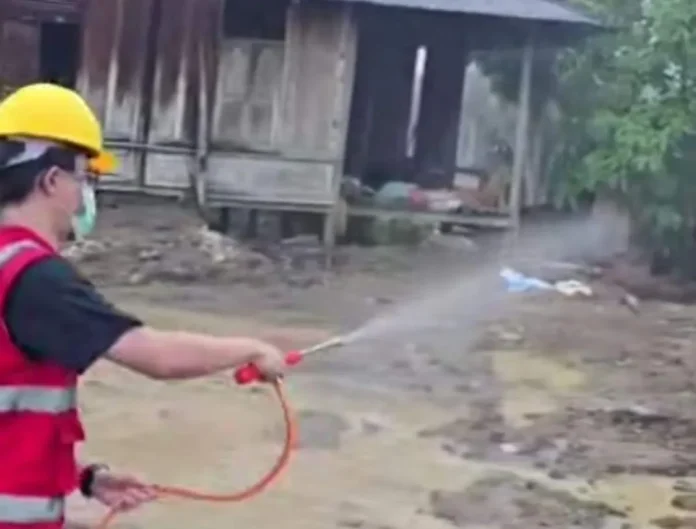Penyemprotan disinfektan menggunakan kompresor jet spray bantuan FK Universitas Ciputra Surabaya