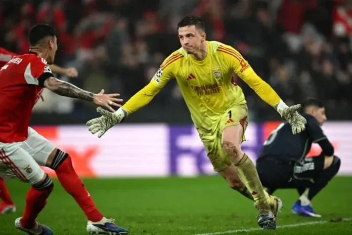 Kiper Benfica Anatoliy Trubin mencetak gol penentu pada menit ke-98 melawan Real Madrid, membawa klub Portugal itu lolos ke play-off fase gugur Liga Champions 2026 (1)