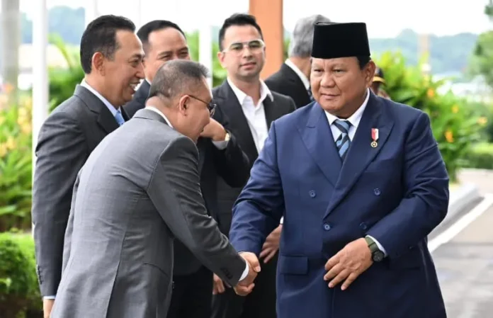 Presiden Prabowo Subianto dan Wakil Ketua DPR RI Prof. Sufmi Dasco Ahmad sebelum lepas landas ke London