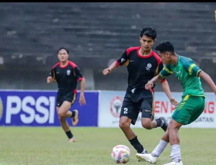 Pemain PSPP Padangpanjang duel dengan pemain Kompak FC pada laga Liga 4 Sumbar