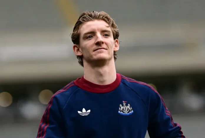 Anthony Gordon bersiap membidik gawang Everton di St James Park. Winger lincah ini diprediksi menjadi pembeda dalam misi bangkit The Magpies