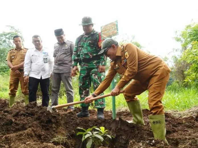 Bupati Tanahdatar Eka Putra saat pantau kegiatan TMMD