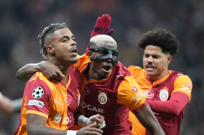 Mario Lemina (kiri) bersama Osimhen rayakan gol yang membawa Galatasaray menang 1-0 atas Liverpool pada leg pertama 16 besar Liga Champions di RAMS Park, Istanbul. (1)