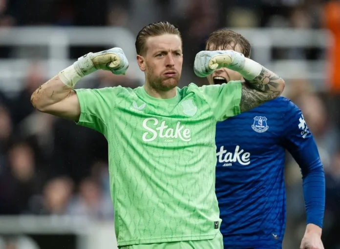 Jordan Pickford melakukan penyelamatan krusial Everton vs Newcastle United