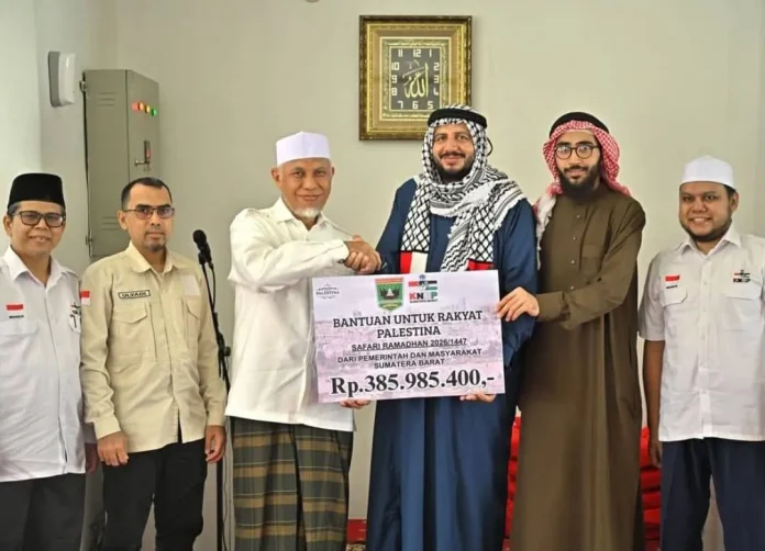 Gubernur Sumatera Barat Mahyeldi Ansharullah serahkan bantuan kemanusiaan untuk Palestina