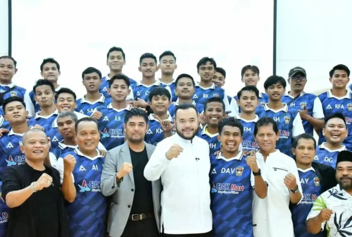 Pemain PSP Padang bersama Wali Kota Padang Fadly Amran