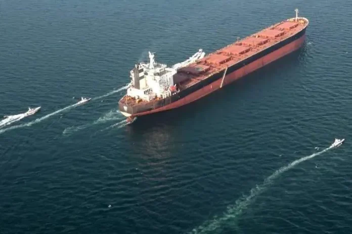 Selat Hormuz, jalur pelayaran strategis yang menghubungkan Teluk Persia dan Teluk Oman serta dilalui sekitar seperlima perdagangan minyak mentah dunia (1)