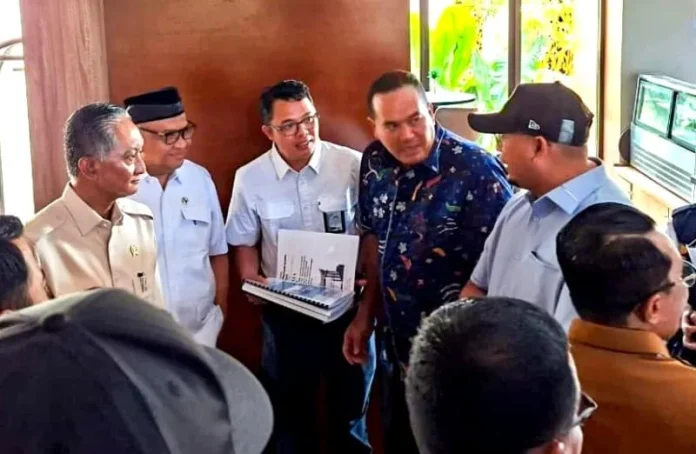 Wali Kota Pariaman Yota Balad bertemu Menteri PU Dody Hanggodo di Tanahdatar membahas pembangunan Pasar Basah Pariaman, Selasa 3 Maret 2026 (1)