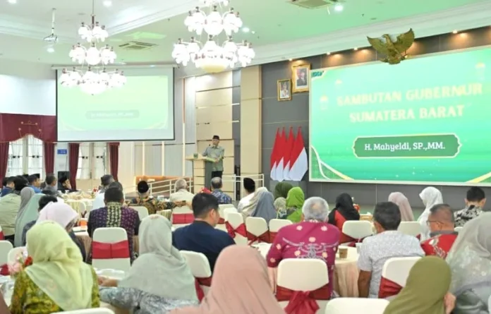 Gubernur Sumbar Mahyeldi Ansharullah menghadiri Halalbihalal IKA UNAND 2026 di Auditorium Gubernur Sumbar-2026 (1)