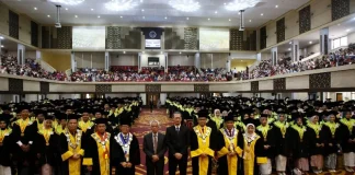 Rektor UNP bersama wisudawan ke-142 April 2026.