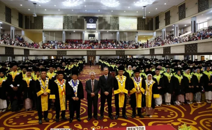 Rektor UNP bersama wisudawan April 2026 (1) Rektor UNP bersama wisudawan ke-142 April 2026.