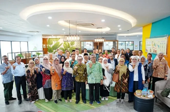 Rektor Unand, Efa Yonnedi dan Rektor ITB, Tatacipta Dirgantara bersama jajaran pimpinan universitas (1)