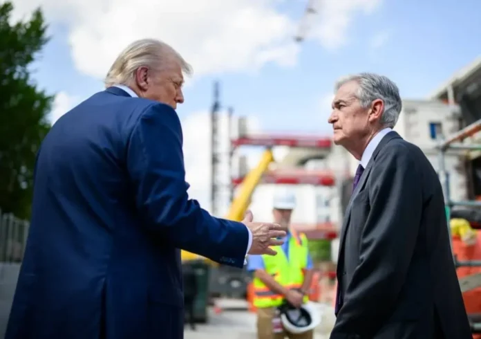 Presiden Donald Trump mengunjungi kantor Federal Reserve di Washington bersama Ketua Jerome Powell