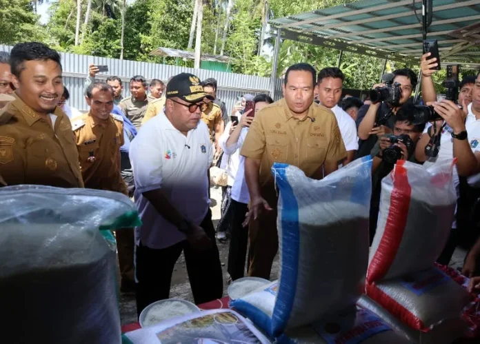 Wagub DKI Jakarta Rano Karno mennjau hasil pertanian Pariaman yang akan dipasok ke pasar Jakarta (1)