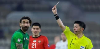 Alireza Beiranvand kiper Tractor FC mendapat kartu merah.