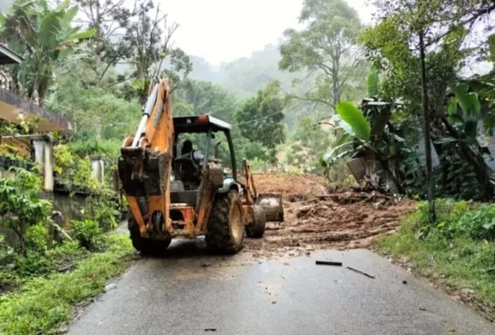 Alat berat dikerahkan untuk menangani longsor dan jalan terban di Ruas Padang Koto Gadang–Palembayan, Nagari Salareh Aia, Kabupaten Agam (1) Alat berat tangani tanah longsor dan jalan terban di Ruas Padang Koto Gadang-Palembayan Agam.