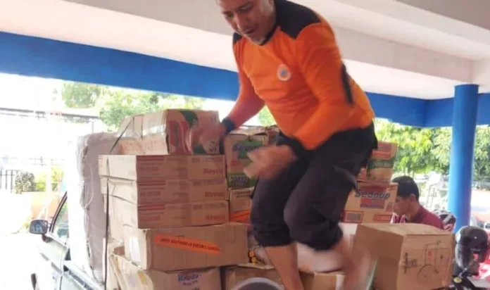 Satgas BPBD Agam menyalurkan bantuan logistik untuk warga terdampak longsor di Jorong Kampuang Baruah