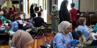 Aksi donor darah massal Bank Mestika dan KSR PMI di Auditorium UNP dengan target 2000 kantong darah.