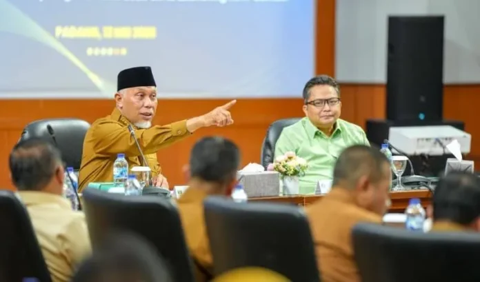 Gubernur Sumatera Barat Mahyeldi Ansharullah saat membuka High Level Meeting TPID Sumbar 2026 di Kantor Bank Indonesia Sumbar.