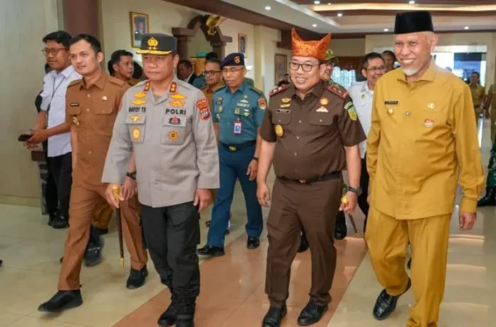 Gubernur Sumbar Mahyeldi Ansharullah dan Forkopimda menyambut Kajati Sumbar baru Dedie Tri Hariyadi di Bandara Internasional Minangkabau (1)