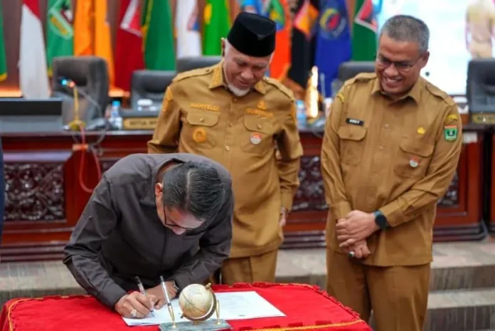 Gubernur Sumbar Mahyeldi Ansharullah menyaksikan penandatanganan persetujuan penyertaan modal Jamkrida Sumbar saat rapat paripurna DPRD (1)