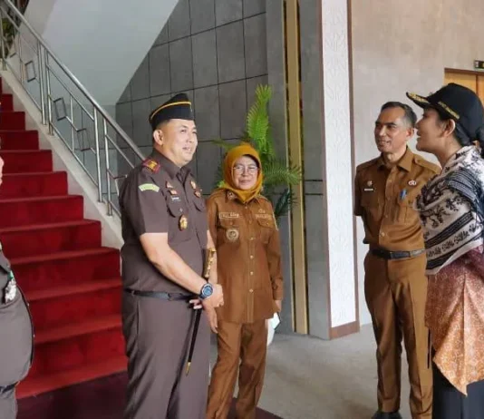 Kajari Dharmasraya Indra Gunawan silaturahmi dengan Bupati Annisa Suci Ramadhani.