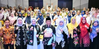 Ketua Yayasan Pertiwi Padang Dian Puspita Fadly Amran bersama Wakil Wali Kota Padang Maigus Nasir saat membuka seminar Happy School, Happy Students di Hotel Santika Padang.