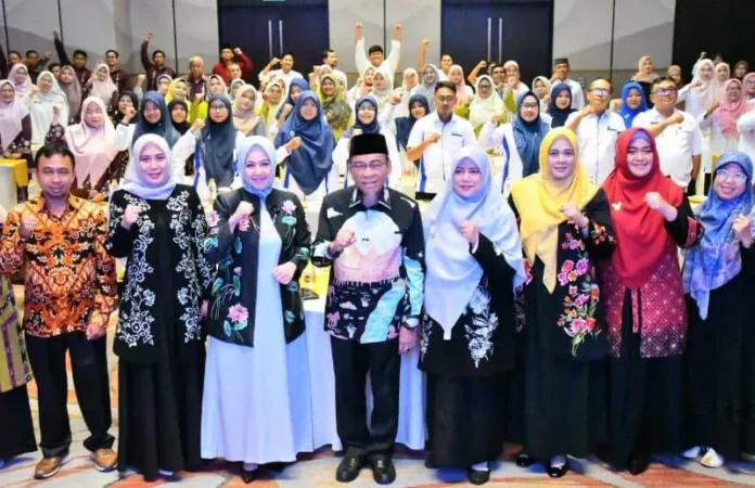 Ketua Yayasan Pertiwi Padang Dian Puspita Fadly Amran bersama Wakil Wali Kota Padang Maigus Nasir saat membuka seminar Happy School, Happy Students di Hotel Santika Padang (1) Ketua Yayasan Pertiwi Padang Dian Puspita Fadly Amran bersama Wakil Wali Kota Padang Maigus Nasir saat membuka seminar Happy School, Happy Students di Hotel Santika Padang.