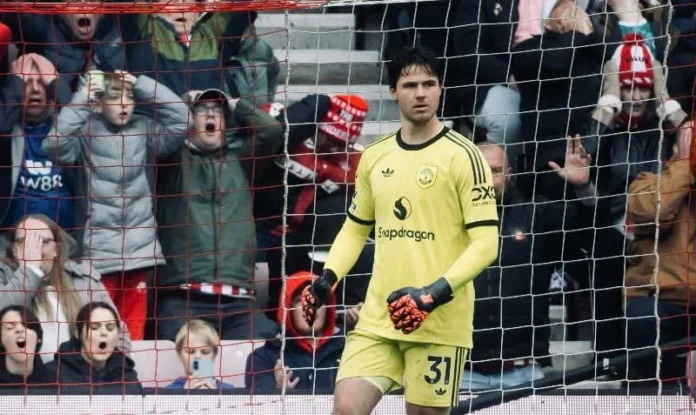 Kiper Manchester United Senne Lammens melakukan penyelamatan saat menghadapi Sunderland di Stadium of Light (2) Kiper Manchester United Senne Lammens berperan penting dalam pertandingan melawan Sunderland di Stadium of Light.