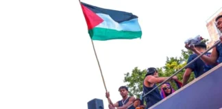 Lamine Yamal kibarkan bendera Palestina saat pawai Barcelona juara La Liga 2026.
