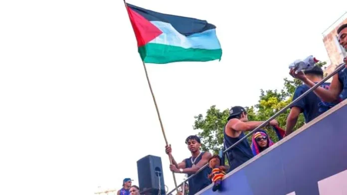 Lamine Yamal kibarkan bendera Palestina saat pawai Barcelona juara La Liga 2026 usai mengalahkan Real Madrid (1) Lamine Yamal kibarkan bendera Palestina saat pawai Barcelona juara La Liga 2026.