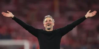 Pelatih PSG Luis Enrique merayakan kemenangan atas Bayern Munich di UCL.