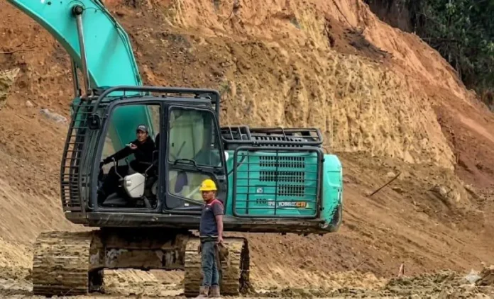 Penanganan lokasi longsor di ruas Koto Mambang–Balingka, Kecamatan Malalak. Agam.