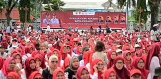 Ribuan peserta mengikuti Gebyar Gebu Minang di halaman Kantor Gubernur Sumatera Barat, Padang, dalam kegiatan jalan santai dan senam massal.