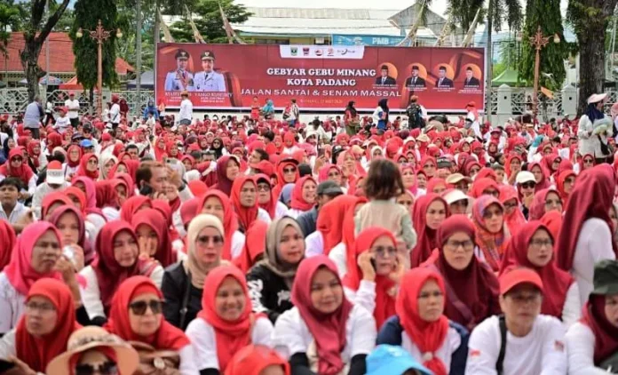 Ribuan peserta mengikuti Gebyar Gebu Minang di halaman Kantor Gubernur Sumatera Barat, Padang, dalam kegiatan jalan santai dan senam massal.