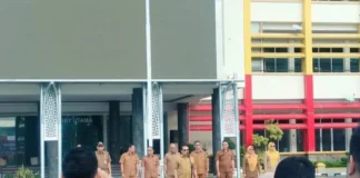 Staf Ahli Gubernur Sumbar Jasman Dt. Bandaro Bendang memberikan instruksi percepatan program kerja ASN dalam apel gabungan.