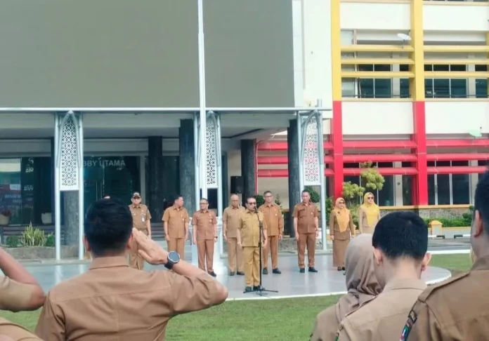 Jasman Dt. Bandaro Bendang memimpin apel ASN dan menegaskan pentingnya percepatan program Pemerintah Provinsi Sumbar Staf Ahli Gubernur Sumbar Jasman Dt. Bandaro Bendang memberikan instruksi percepatan program kerja ASN dalam apel gabungan.