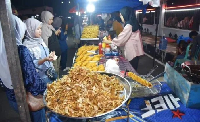 Suasana Car Free Night (CFN) di Balaikota Pariaman yang dipadati pengunjung, hiburan musik, fashion parade, dan lapak UMKM, Sabtu malam (9-5-2026) (1) Car Free Night Balaikota Pariaman dipadati pengunjung dengan hiburan musik, fashion parade, dan lapak UMKM, Sabtu malam 9 Mei 2026.