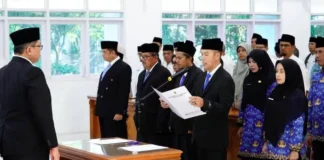 Wakil Bupati Tanahdatar Ahmad Fadly saat melantik dan mengambil sumpah jabatan 18 pejabat manajerial di Aula Kantor Bupati Tanahdatar.