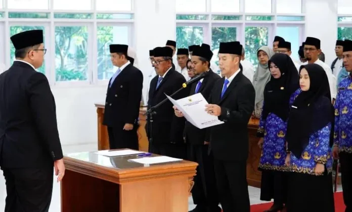 Wakil Bupati Tanahdatar Ahmad Fadly saat melantik dan mengambil sumpah jabatan 18 pejabat manajerial di Aula Kantor Bupati Tanahdatar (1) Wakil Bupati Tanahdatar Ahmad Fadly saat melantik dan mengambil sumpah jabatan 18 pejabat manajerial di Aula Kantor Bupati Tanahdatar.