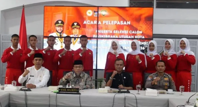 Wakil Wali Kota Padang Maigus Nasir melepas 10 pelajar utusan Paskibraka Kota Padang untuk mengikuti seleksi tingkat Sumbar dan nasional, Jumat (8-5-2026) (1) Wakil Wali Kota Padang Maigus Nasir melepas 10 pelajar utusan Paskibraka Kota Padang.